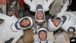 ຮູບພາບຂອງເດືອນພຶດສະພາ 2023 ເຜີຍແຜ່ໂດຍອົງການ NASA ຈາກຫລູໍຸມສຸດ ໄປຫາຊ້າຍມື ນັກອະວະກາດສະແຕັບເຟິນ ໂບເວີນ, ນັກອະວະກາດຈາກສະຫະລັດອາຣັບເອເມີຣັສ ທ່ານຊອລຕັນ ອາລ-ເນີຢາດີ, ນັກອະວະກາດອົງການ NASA ທ່ານວາຣັນ (ວູດີ) ໂຮເບີກ ແລະທ່ານໂຣສໂກສມົສ ອັນເດຣ ເຟດີເຢັບ ຢູ່ເທິງສະຖານີອະວະກາດສາກົນ 