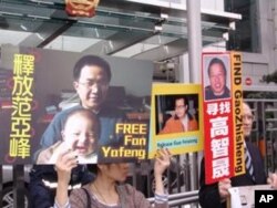 抗議者手舉標語牌