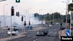 图为2023年10月7日，以色列南部斯德洛特地区，加沙地带哈马斯武装分子大规模渗透后的一个路口。(路透社)