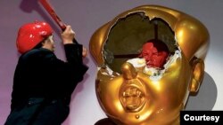 高兟在莫斯科康丁斯基當代藝術頒獎晚會上做行為藝術表演《剩下的是骷髏》2008年（照片由高兟的弟弟高強提供）