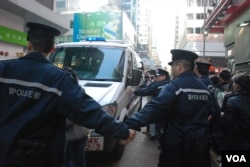 大批警員築起人鏈護送高達斌乘搭警車離開