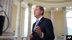 资料照片：众议院情报委员会主席希夫在国会山接受电视采访。(2021年7月26日)