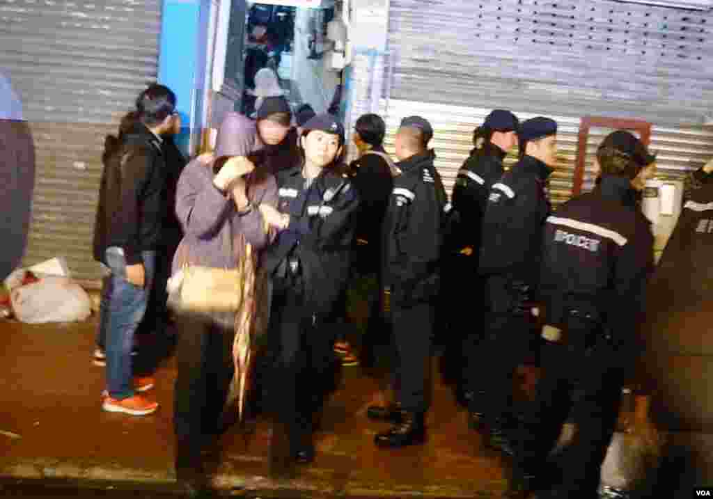 警方拘捕多名走到封鎖區內一幢大廈的「購物團」人士