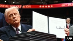 1月20日，特朗普向華盛頓特區第一資本體育館的支持者展示他簽署的一項行政命令。