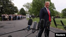 美國總統特朗普在白宮外與記者交談。（2019年4月26日）