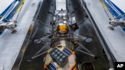 在美國太空總署發表的這張未註明日期的圖片中，“直覺機器”公司的最新月球登陸器被安裝在SpaceX獵鷹火箭上。