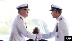 新任美軍印太司令部司令的薩繆爾·帕帕羅（Samuel Paparo）海軍上將（左）在美國檀香山舉行的交接儀式上與即將卸任的海軍上將約翰·阿奎利諾（John Aquilino）握手。2024年5月3日。