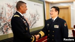 美軍太平洋陸軍司令布魯克斯上將(左）今年1月15日在訪問北京與中國人民解放軍劉建國會面。