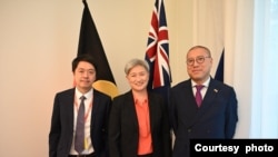 目前在澳洲流亡的前香港立法會議員許智峯（圖左）在早前曾經與澳洲外長黃英賢（圖中）會面。（照片來源：許智峯Facebook網頁）