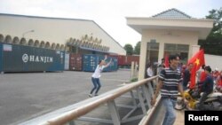 5月14日越南平阳省一家中国公司的一名女雇员试图阻止抗议者