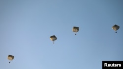 美軍開始在加沙空投援助物資。（2024年3月2日）