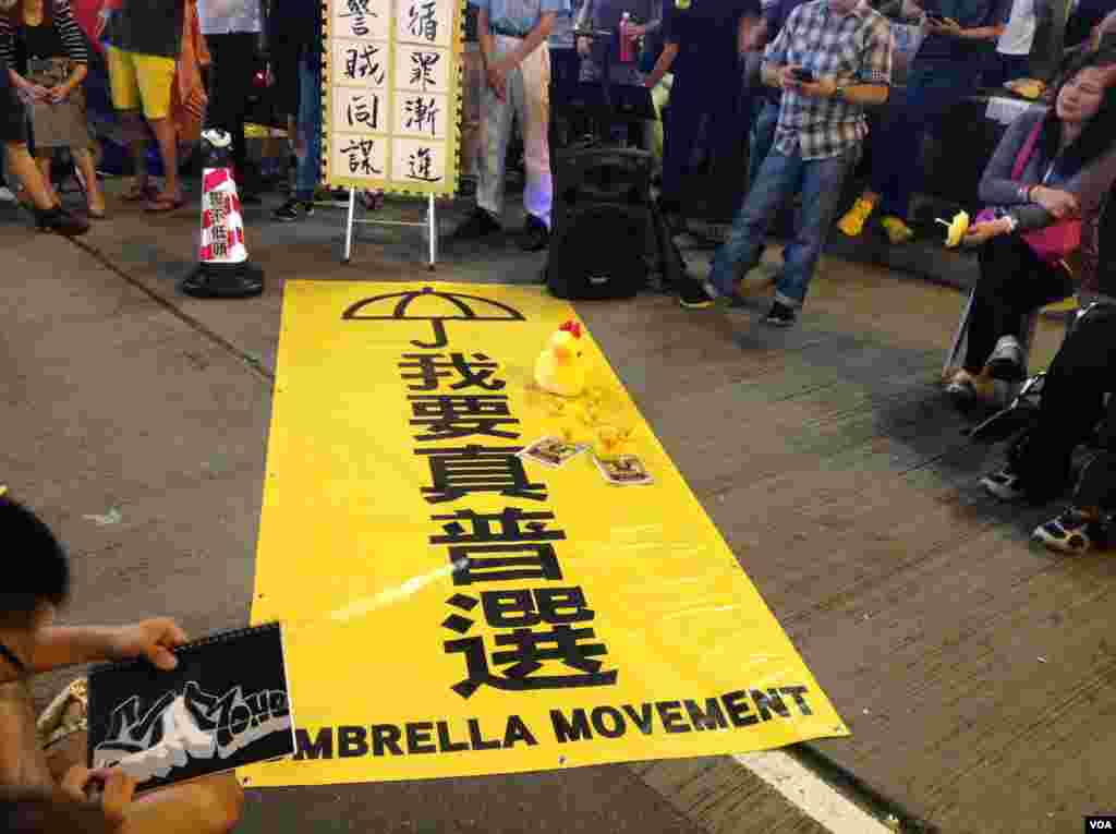 旺角占领区周五白天发生零星冲突外晚间平静 （美国之音图片/海彦拍摄 ） 