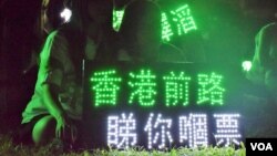 ALLinHK選舉聯盟「香港民族備戰大會」參與者展示標語 (美國之音湯惠芸 拍攝)