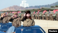 北韓國家媒體星期天公佈了北韓領導人金正恩正前往視察新的大口徑多管火箭試射系統的錄像﹐但沒有說明視察的具體時間和地點。