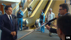 以色列大使丹尼·达农(左)星期一(9月22日)回答美国之音记者提问。