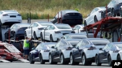 加州特斯拉汽車廠生產的特斯拉電動汽車正在被裝運出廠。