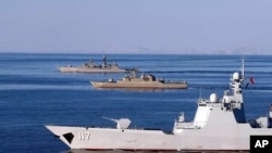 資料照 - 伊朗陸軍2019年12月28日發布的照片顯示，伊朗、俄羅斯和中國海軍舉行的三國聯合海上演習的第二天，三國的軍艦正在阿曼海上航行。面臨來自華盛頓的前所未有的經濟制裁，德黑蘭一直在尋求加強與北京和莫斯科的軍事合作。照片由美聯社提供。
