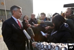 洪博培在北京高等法院外面对记者发表谈话（2011年2月18日）