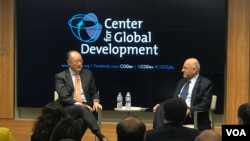 世界银行集团总裁金墉（左）近日在华盛顿智库全球发展中心与该中心总裁马苏德•艾哈迈德就全球发展未来融资对话。金墉希望引入私营机构投资，重振这个全球发展机构。（美国之音萧洵摄影）