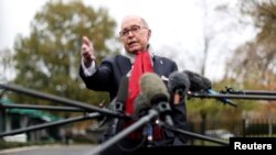 白宮經濟顧問庫德洛11月13日在白宮外面對記者講話.