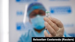 秘魯醫護人員正在準備中國國藥集團的新冠病毒疫苗。(2021年2月9日)