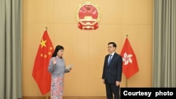 新任命為運輸及物流局局長的陳美寶（左）在李家超監誓下宣誓就職。（照片來源：香港政府新聞網）