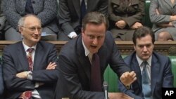 英國首相卡梅倫(中)星期二在倫敦參加一次議會辯論