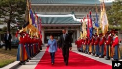 南韓總統朴槿惠(左)歡迎奧巴馬到訪