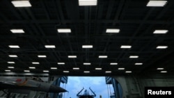 资料照：2018年4月20日，中国人民解放军海军的航空母舰“辽宁舰”在东中国海举行军事演习。