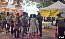 香港民主派立法會補選初選投票站出現排隊投票的人龍。（美國之音湯惠芸攝）