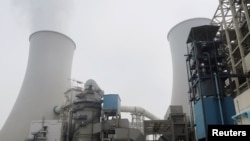 中國河北省三河電廠的冷却塔。（2019年7月18日）