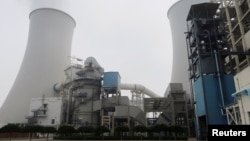 资料照：中国河北省三河电厂的冷却塔。（2019年7月18日）