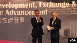 台灣國民黨主席新北市長朱立倫（左）出席“台港論壇”（美國之音海彥拍攝）