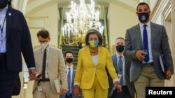众议院议长佩洛西抵达国会参加众议院民主党团会议。(2021年8月24日)