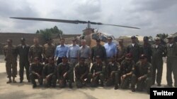 美國共和黨參議員約翰麥凱恩率領的國會代表團和巴基斯坦飛行員合影（2016年7月3日）