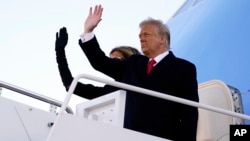 美国第45任总统唐纳德·特朗普和第一夫人梅拉尼娅登上空军一号飞往佛罗里达州。（2021年1月20日）