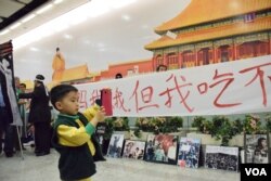 有小朋友在支聯會「八九民運全接觸」活動拍照（美國之音湯惠芸攝）