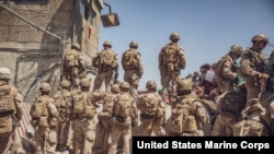 美军人员在卡尔扎伊国际机场为撤离行动提供安全支持（美国海军陆战队2021年8月26日）