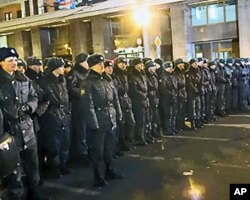 3月4总统大选投票后国家杜马前的内务部队