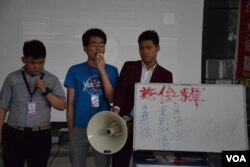 反普教中學生團體記下支持普教中的教育局官員及立法會議員的名字，表示會進行「文明而勇武」的抗爭。（美國之音湯惠芸攝）