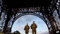 法國軍方在巴黎市內旅遊景點巡邏