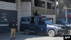 巴基斯坦警察在卡拉奇一家據稱有兩名中國公民在該廠被槍擊的工廠大門外站崗。（2024 年11月5 日）