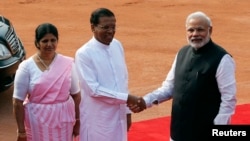 斯里蘭卡總統西里塞納(中)與印度總理莫迪(右)握手