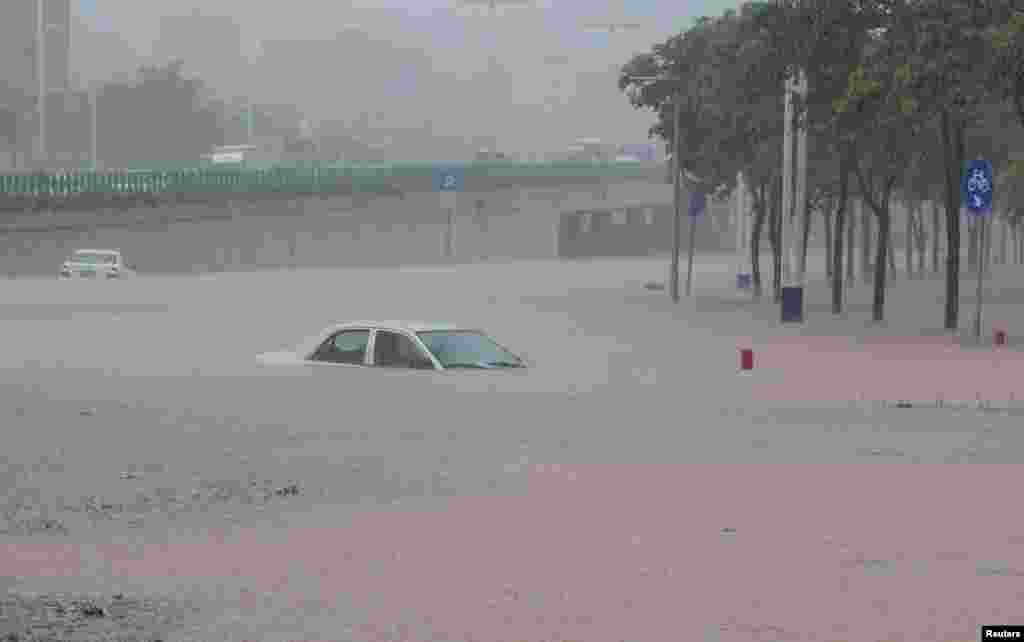 广州暴雨带来洪水，淹没汽车（2017年5月7日）