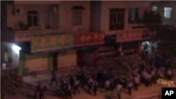 中國廣東省增城市新塘鎮星期天夜里數以百計的民眾在夜幕下抗議中國廣東省增城市新塘鎮星期天夜里數以百計的民眾在夜幕下抗議