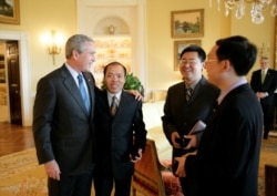 美國總統布什在白宮會見人權宗教人士王怡(右二)，余杰(右一)和李柏光。(2006年5月11日)