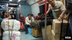 港鐵實施行李重量檢測後，水貨客仍可用手拉車攜大量貨品乘搭火車 