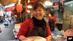 台北鱼贩王小姐手捧虱目鱼