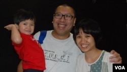 香港市民任先生與太太帶同3歲的兒子參加國民教育家長關注組的六四座談會