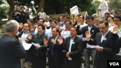 香港民主黨宣誓儀式遭狙擊 （美國之音湯惠芸攝）